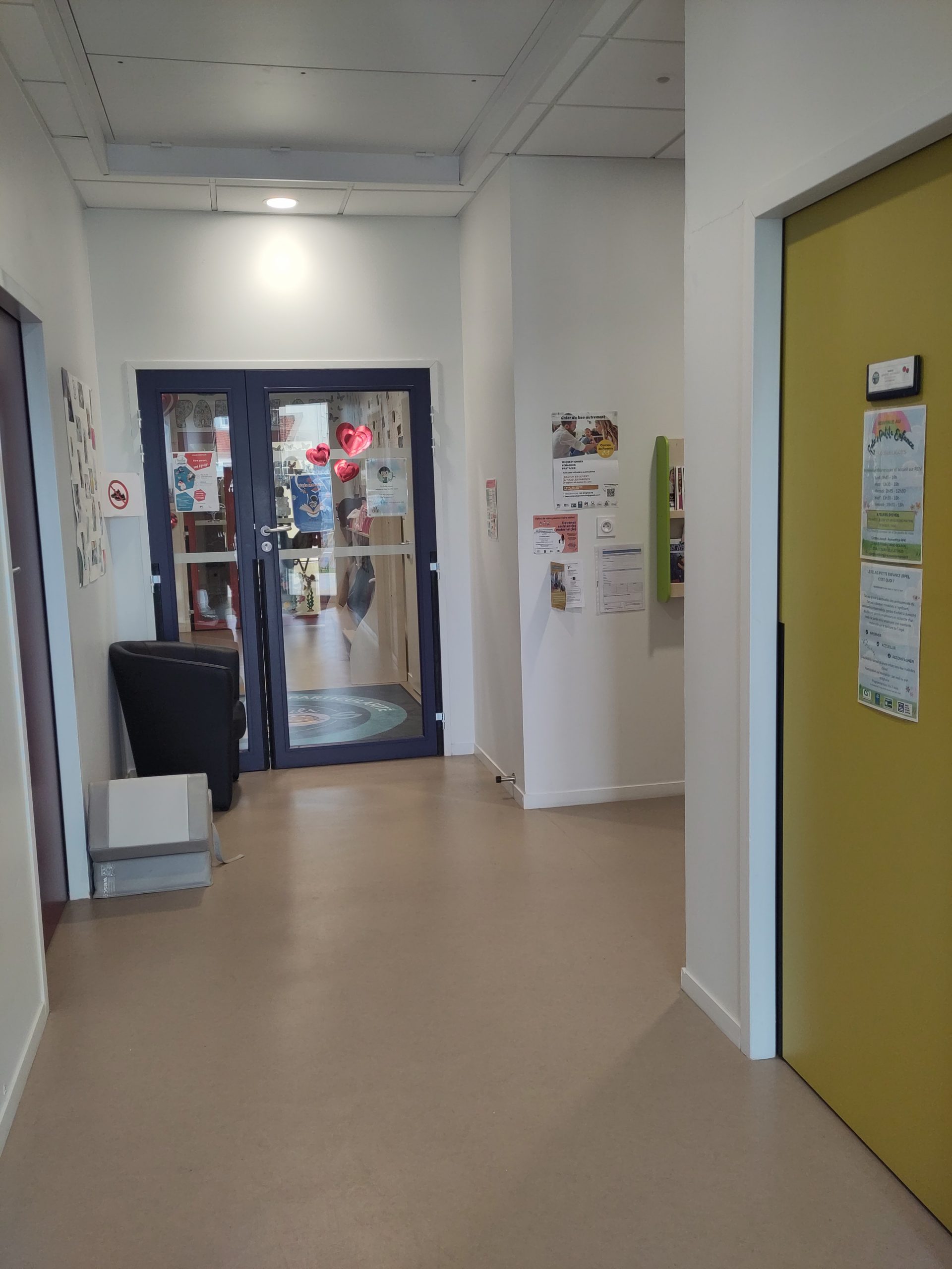Couloir intérieur d'un bâtiment administratif moderne.