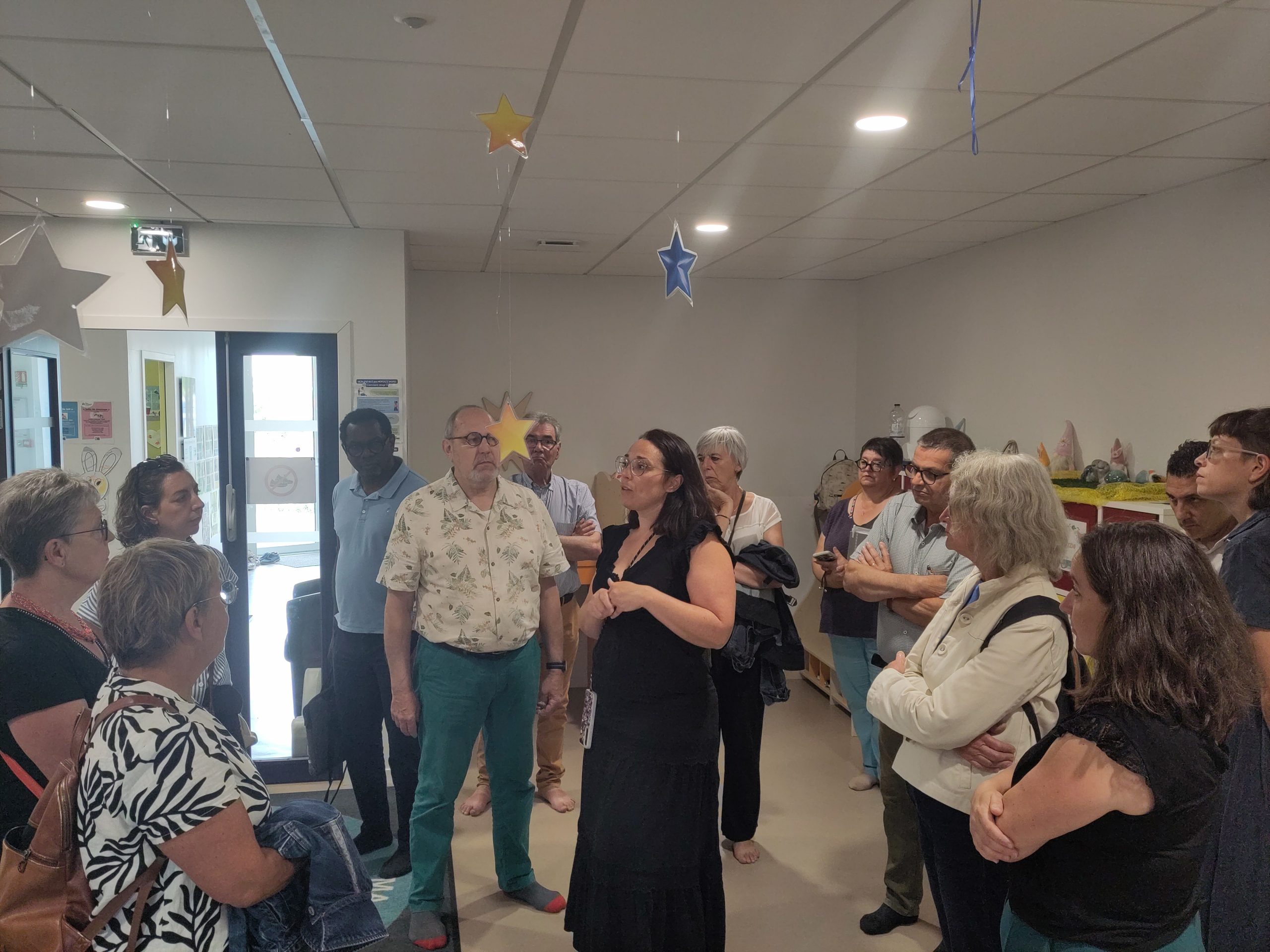 Groupe de personnes discutant dans un bâtiment