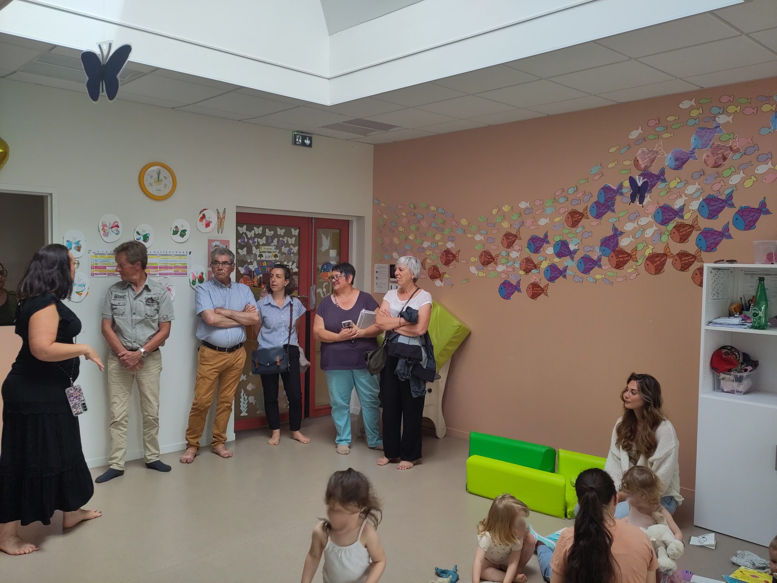 Groupe d'adultes visitant salle de classe colorée