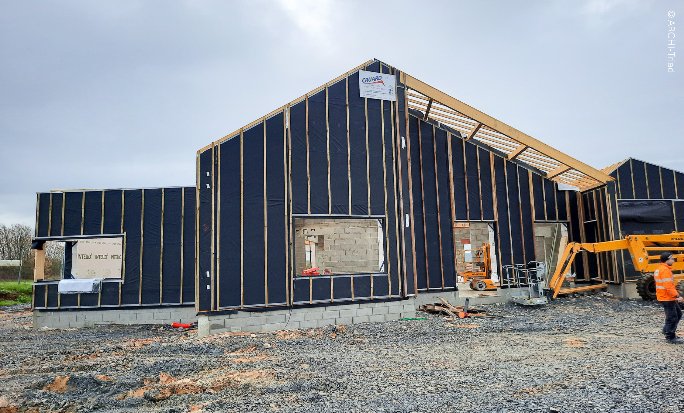 Chantier de batiment où l'on voit la structure en bois